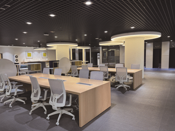 The remodeled Lee Jong-hoon Lounge with newly replaced furniture and PCs.