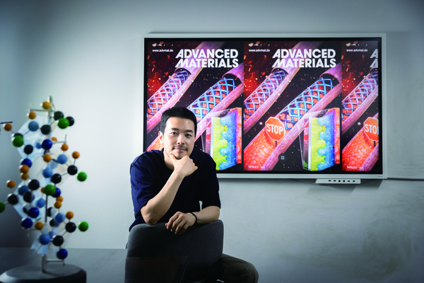 Specializing in materials science and working as a chemist, Professor Lee not only focuses on developing synthesis technologies for various functional materials at the 토토사이트 은행 조회-scale but also dedicates himself to promoting public understanding of chemistry.