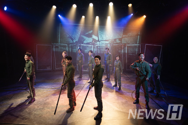 ▲ 뮤지컬 '링크'는 1951년 가평 전투에 참전한 캐나다 PPCLI 부대와 한국 병사들의 실화를 바탕으로 구성됐다. 작품은 갑작스럽게 전쟁을 마주한 젊은이들의 당혹감과 두려움을 노래로 풀어내며 시작됐다. ⓒ 유하현 학생