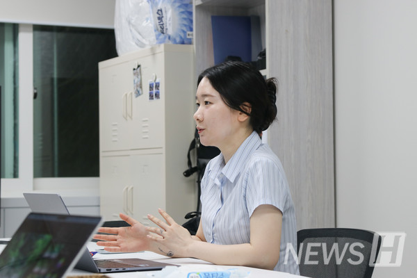 ▲ 취재보도부 기자의 질문에 답하며 인터뷰를 진행 중인 인터뷰이.