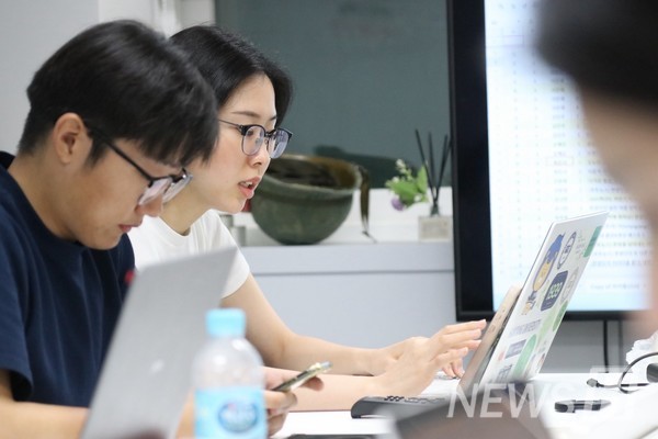 ▲ 회의 말미에는 단장이 현장 취재와 제보 아이템의 담당 기자를 배정한다. 그렇게 또 한 주, 한양을 기록하는 이들의 시간이 흘러간다.
