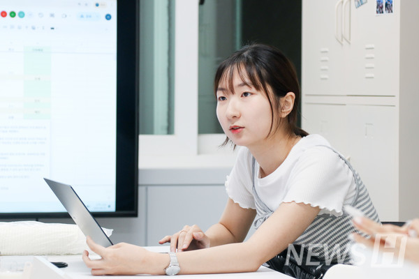 ▲ 취재보도부 부장이 기획안 피드백을 전하고 있다.
