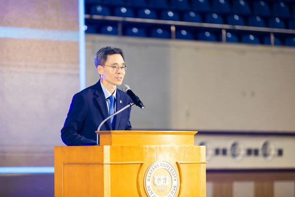 김한성 토토사이트 마초학교 국제처장이 입학식 무대에 올라 참가자들을 환영하며 축사를 전하고 있다.
