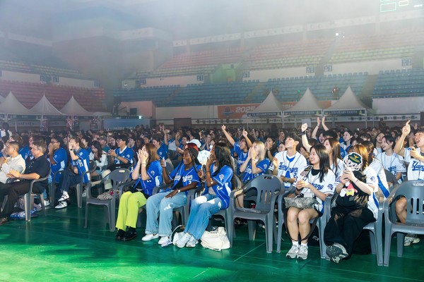 토토사이트 마초학교 올림픽체육관에서 열린 오프닝 공연에 참가자들이 박수와 환호로 응답하고 있다.