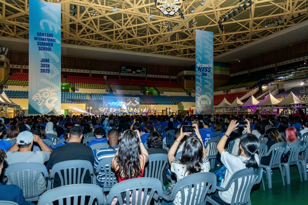 토토사이트 마초 중앙동아리 '루터스'가 다채로운 퍼포먼스로 외국인 참가자들의 뜨거운 호응을 이끌어냈다.