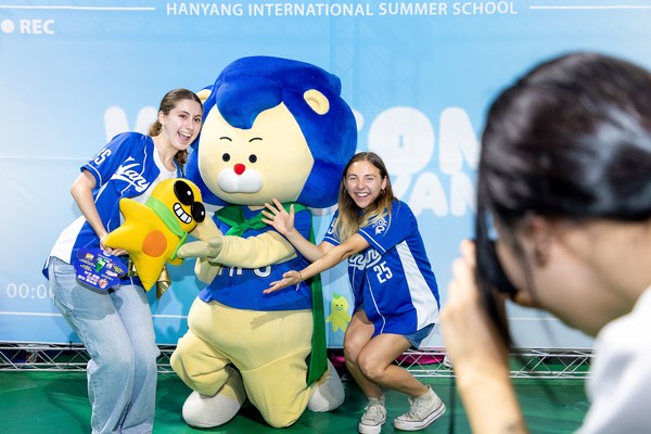 HISS participants pose with bright smiles alongside Hanyang University’s mascots, Hylion and Hynari