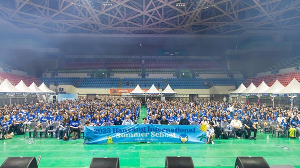 2025 HISS participants gather for a commemorative group photo.