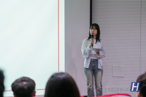 ▲ Jung Soo-yeon asks Hanyang students what they truly enjoy.