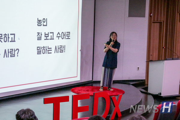 ▲ Kim Joo-hee explains sign language as a means to change perceptions of the Deaf community and to convey heartfelt messages.