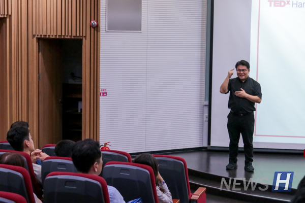 ▲ A sign language interpreter vividly conveys her talk.