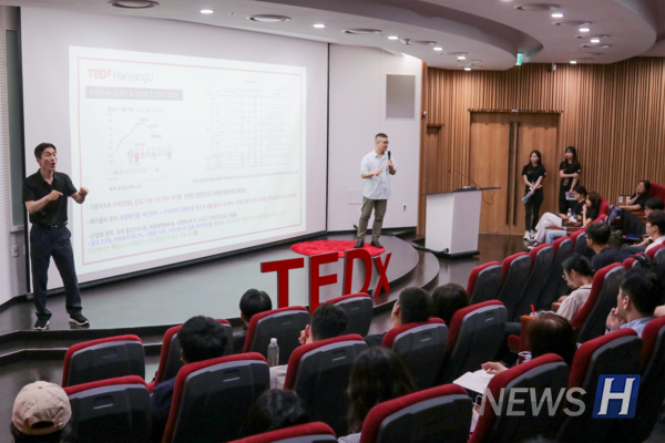 ▲ Han encourages Hanyang students to practice proper waste separation and recycling.