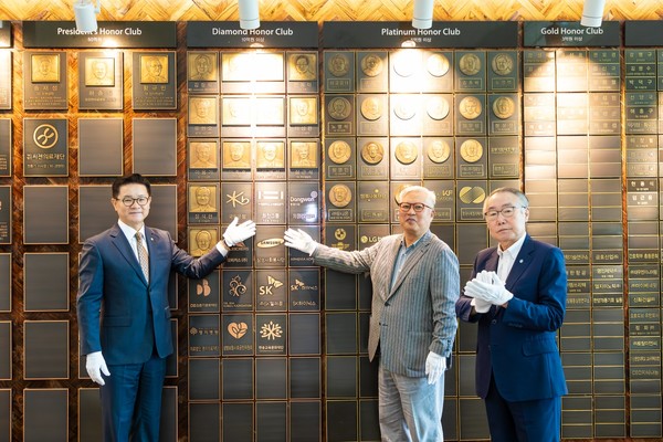 ▲(왼쪽부터) 이기정 총장, 권영열 회장과 김종량 이사장이 명예의 전당 헌액식 후 기념사진을 촬영하고 있다.