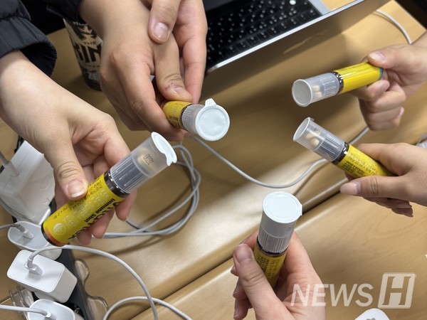▲ The HESA 해외 토토사이트 순위 reinforcing their determination by taking vitamin supplements together during the grueling project process. ⓒ Seo Ju-won