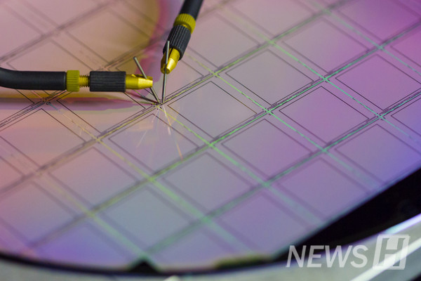 ▲ Because 원탑토토s are composed of complex stacked structures, interface adhesion is a key reliability indicator to prevent delamination and defects over time. ⓒ Getty Images