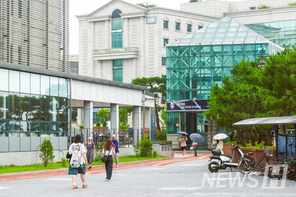 ▲ 이른 오전 시간임에도 불구하고 계절학기 수업을 들으려는 학생들이 학교를 오가고 있다.