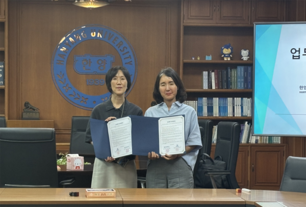 ▲ From left: Song Eugene, director of the Hanyang University ERICA Human Rights 토르 토토, and Choi Seung-hee, director of the Ansan YWCA Counseling 토르 토토 for Women and Gender