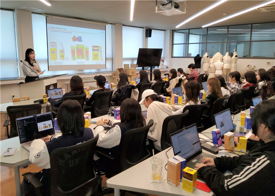 Hanyang University ERICA College of 토토사이트 비즈’s Department of Communication 토토사이트 비즈 has partnered with Yungjin Pharmaceutical Co., Ltd. to carry out an industry-university collaboration project course. (Photo provided by Hanyang University ERICA)