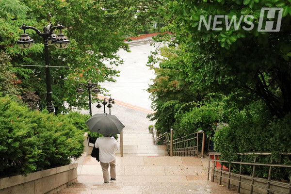 ▲ 88계단에서 내려다본 비 오는 날 전경 모습.