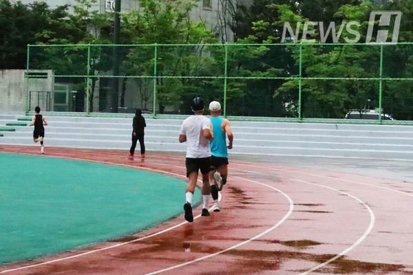 ▲ 거세지는 빗줄기 속에서도 sprit 토토사이트인 발걸음은 멈추지 않는다.