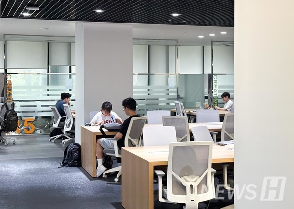 ▲ Students studying inside the Paiknam Library & Academic Information Center.