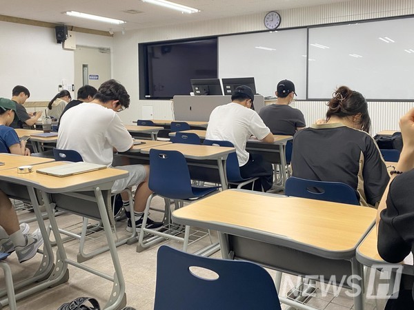 ▲ Students preparing for their 9 a.m. class with focus and calm determination. ⓒ Student Park Sang-jun
