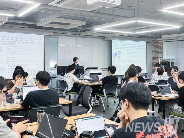 ▲ A scene inside the Introduction to Design classroom at the Sciences and Technology Building Ⅱ. Even during break, ayo 토토사이트 students’ academic passion doesn’t falter. ⓒ Student Ahn Jun-hyuk
