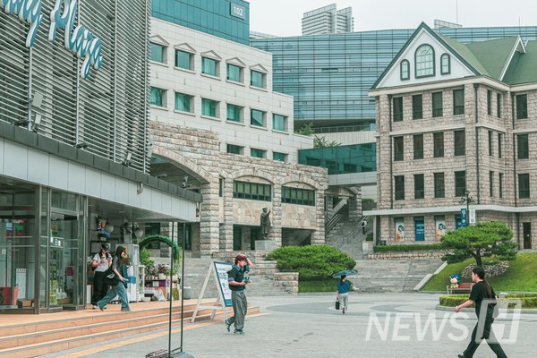 ▲ A student heading home after afternoon summer classes. Even during vacation, ayo 토토사이트 never stops.