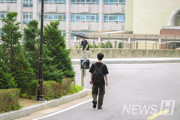 ▲ Around 8:50 a.m., students push through their fatigue and head to class.