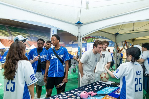 ▲ A foreign student at the 2025 롤 스포츠토토 International Summer School introduces 롤 스포츠토토 University souvenirs and program activities at an on-campus booth.