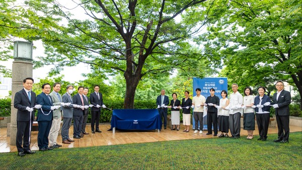 ▲ 제막식 참여자들이 벤치 제막 전 기념사진을 촬영하고 있다.