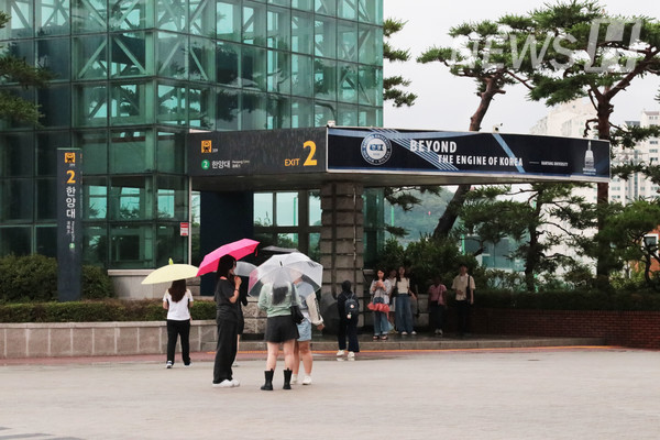 ▲ Umbrellas bloom in front of Aejimun under the heavy downpour.