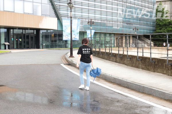 ▲ The rain lets up for a moment—but don’t let your guard down. Always carry your umbrella.