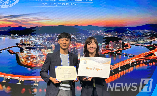 ▲ 제30회 2025 아시아태평양관광학회(APTA) 국제학술대회에서 신 교수와 이슬기(관광학부 석사과정) 씨의 모습. ⓒ 신학승 교수