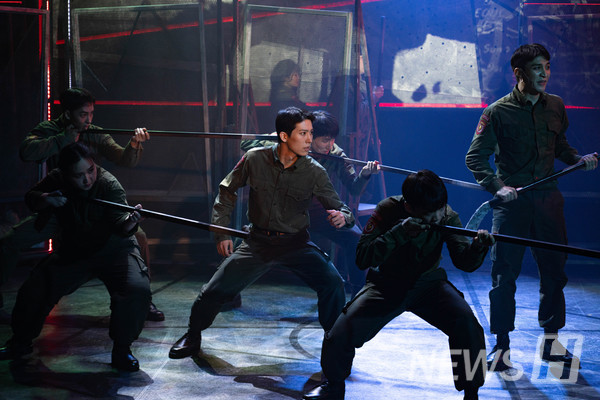 ▲ The musical R;Link carries added significance by depicting the stories of 토토사이트 로그인 없이n and Canadian youth during the 토토사이트 로그인 없이n War. ⓒ Yoo Ha-hyun (2nd-year student in the Department of Theater and Film)