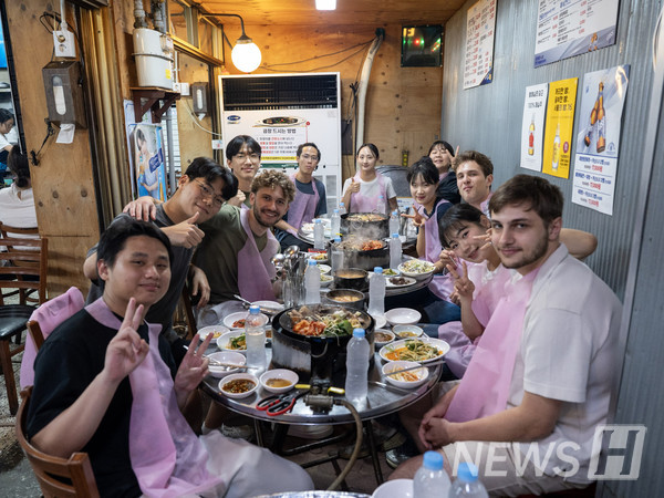 ▲ 히어로토토글로벌라이언즈 서포터즈 학생들과 HISS 참여 학생들이 함께 저녁 식사를 즐기고 있다. © 국제교류팀 노상욱 직원