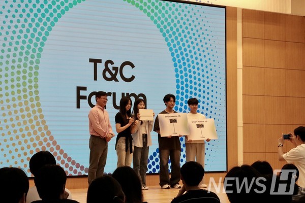 ▲ 퀴즈에서 정답을 맞힌 여러 참가자에게 삼성전자의 여러 경품이 제공됐다. © 김민주 기자