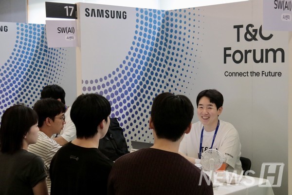 ▲ At the career session, participants received personalized career advice through 1:1 consultations with 토토사이트 동화 코드 professionals. © Kim Min-ju