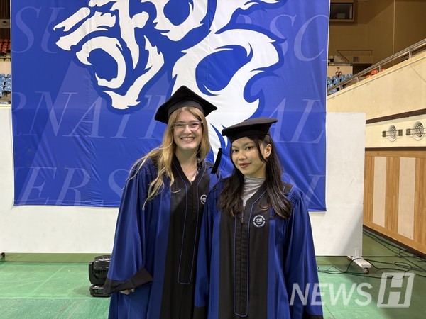 ▲ 参加레프리 토토사이트国际暑期学校（Hanyang International Summer School, HISS）的艾比盖尔·斯泰普（Abigail Stipe）和卡妮塔·艾莎·穆哈利（Kanita Aisha Muhali）同学。© 徐恩宰 记者