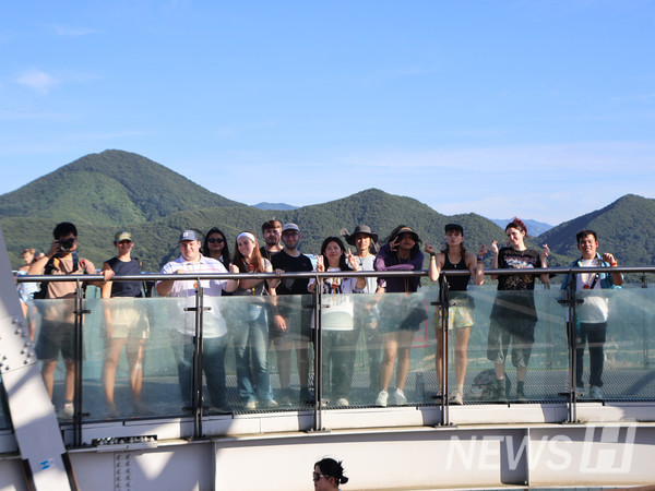 ▲ HGL通过举办社团、文化体验和旅行项目等各种活动，帮助外国学生们更好地适应韩国生活。© 国际交流组 卢尚旭 职员