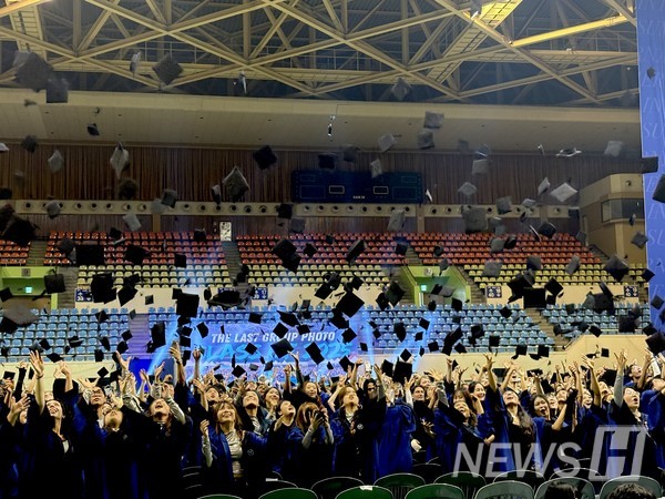 ▲ 毕业之际，学生们将毕业帽高高地抛向天空。© 徐恩宰 记者