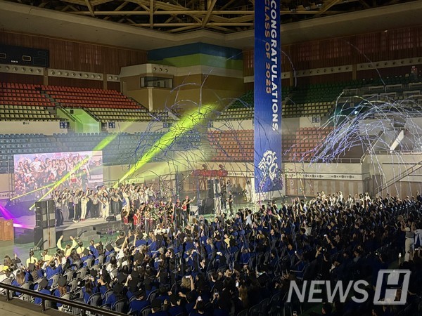 ▲ 毕业典礼依次进行开幕辞与欢送辞、学位证书授予、学生代表发言、庆祝演出等环节。© 徐恩宰 记者