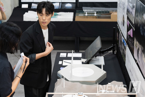 ▲ During a live critique session, a student presents their project to a professor. ⓒ Department of 토토사이트 블랙티비 Graduation Planning Committee