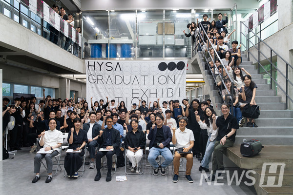 ▲ A group photo of participating students and professors from the Department of 토토사이트 블랙티비. The exhibition concluded successfully thanks to the efforts of many. ⓒ Department of 토토사이트 블랙티비 Graduation Planning Committee