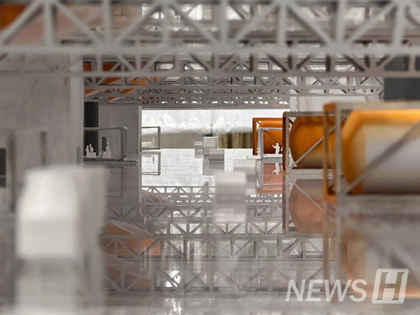 ▲ A model designed to reveal its internal structure. The parallel truss elements enhance structural stability.