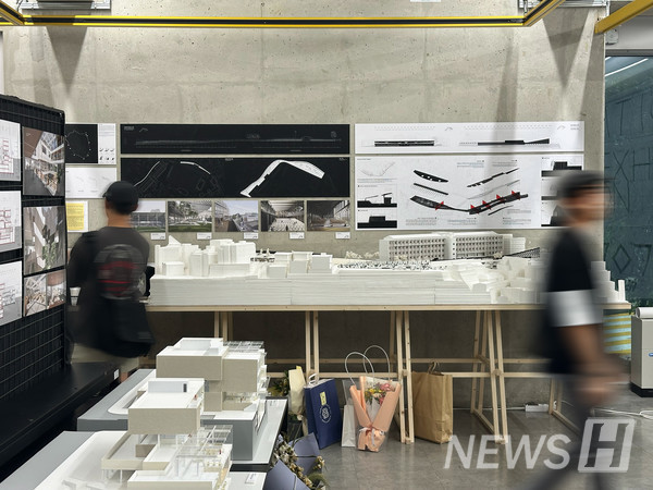 ▲ 前来参观展览的观众们正在欣赏作品。