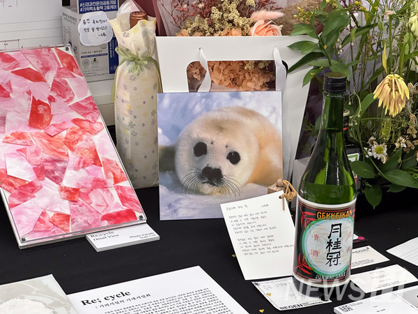 ▲ 来访者送来的祝贺礼物，以及建筑校友和业内人士留下的名片。