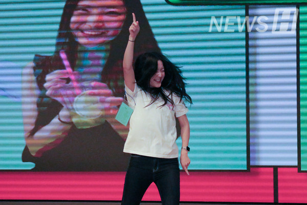 ▲ An enthusiastic performance helps raise the energy level in the room.