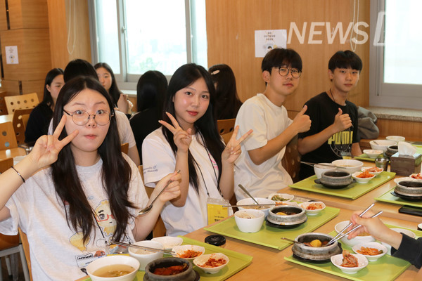 ▲ 在生活科学大学7楼，爱心골드문 토토사이트宣传大使们与高中生们一起享用学校餐食。