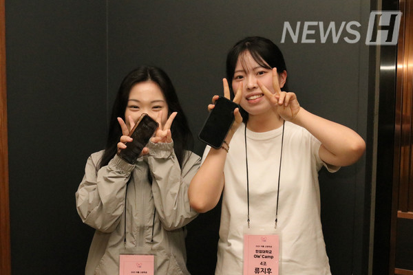 ▲ 高中生们灿烂的笑容。希望梦想成为未来골드문 토토사이트人的高中生们能在골드문 토토사이트大学再次相遇。