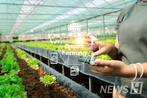 ▲ 정 씨는 스마트 농업이 농촌의 어려운 현실을 극복하는 스마트 농업혁명으로 이어질 것이라고 설명했다. ⓒ 게티이미지